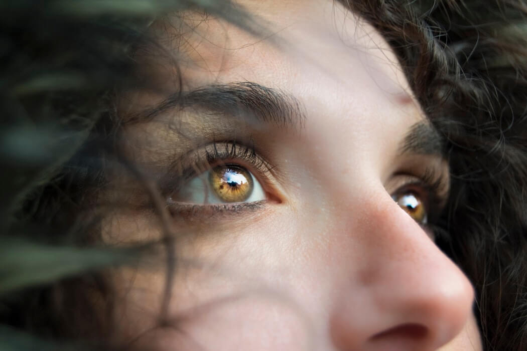 Sta jij wel eens stil bij de gezondheid van jouw ogen? Waarschijnlijk niet al te vaak. Toch zijn gezonde ogen niet zo vanzelfsprekend als veel mensen denken. Wanneer je de volgende 8 tips in gedachten houdt is het hebben en houden van gezonde ogen niet zo moeilijk meer.